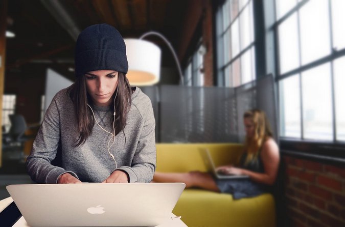 Frau vor Laptop